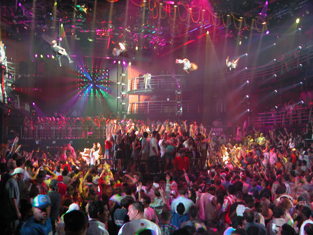 The City is located in the heart of Cancun's Party Center, featuring 9 bars 