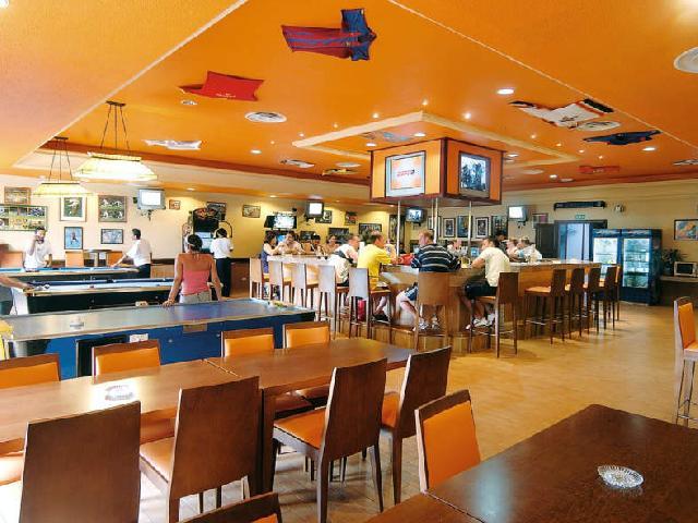 Hotel Riu Cancun Sports Bar