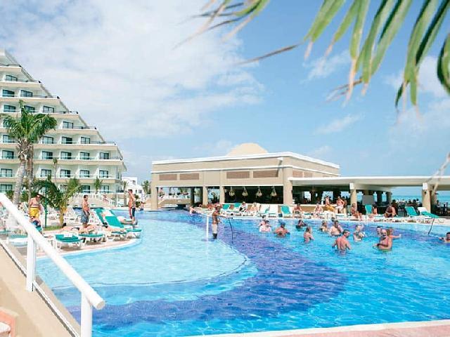 Hotel Riu Caribe Poolside Bar and Restaurant