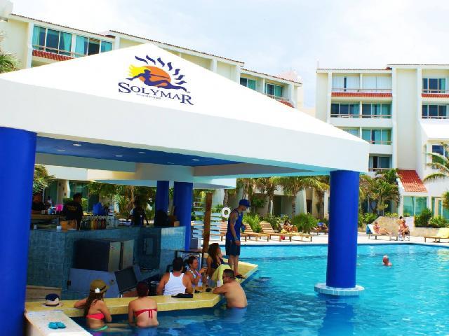 Solymar Beach Resort - Swim up pool bar